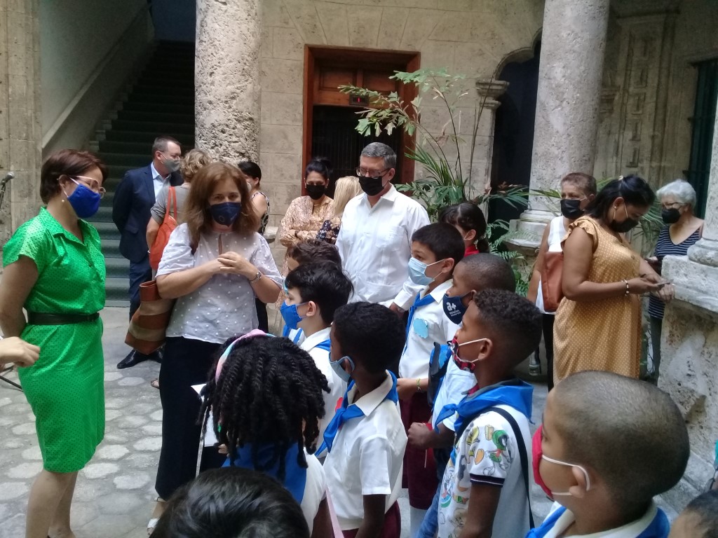 Embajadora de la Union Europea dialoga con los pioneros de la Escuela Primaria Camilo Cienfuegos (Mediano)