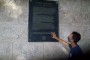 Joven Juez en la Plaza de Armas toca con sus manos el simbolo de la ciudad