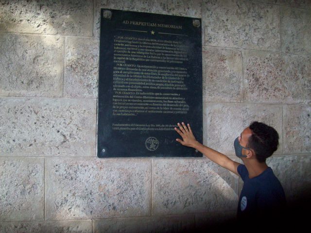 Joven Juez en la Plaza de Armas toca con sus manos el simbolo de la ciudad (Copiar)