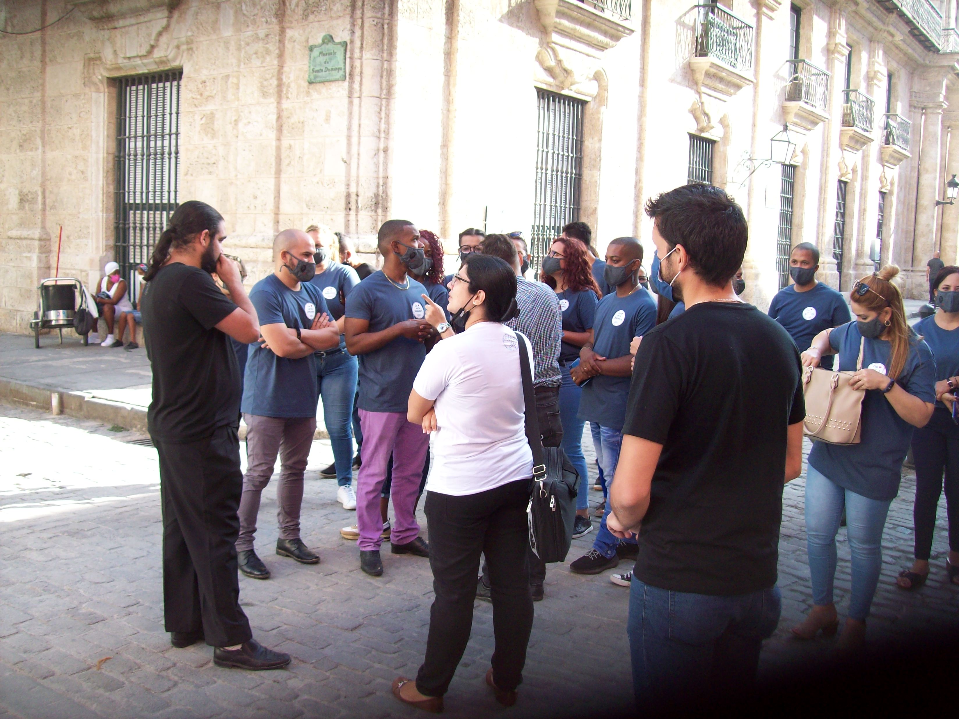 Jóvenes Jueces comparten la historia del Colegio San Gerónimo de La Habana con algunos de sus profesores
