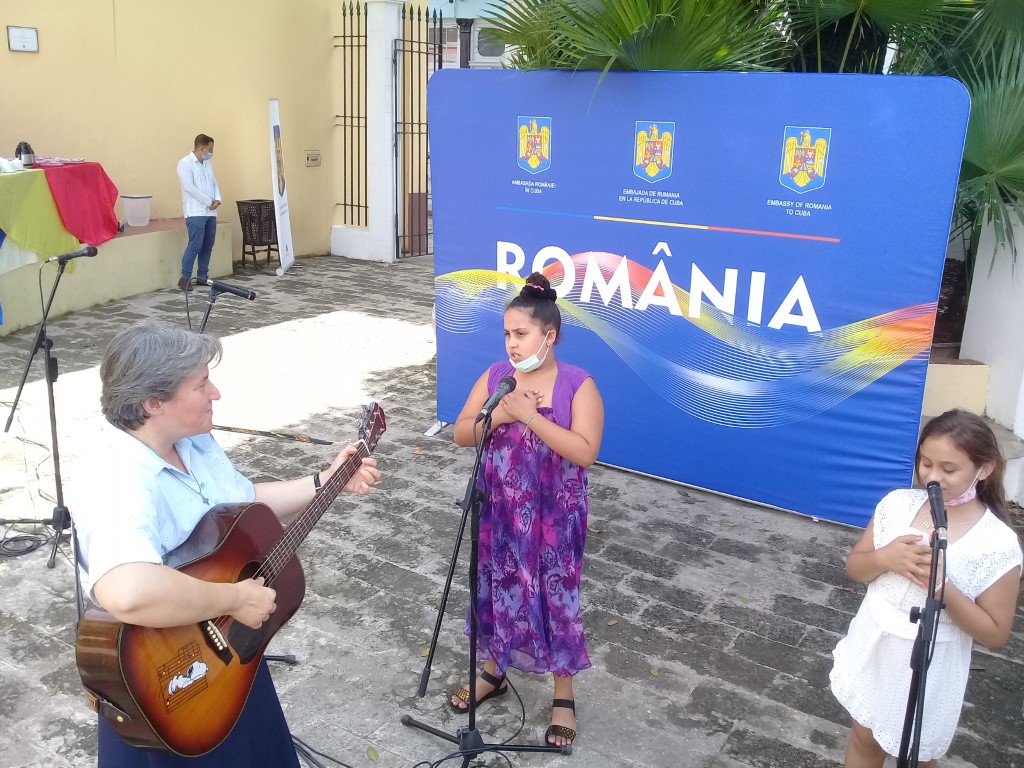 Niños interpretan piezas de la cultura Rumana (Mediano)