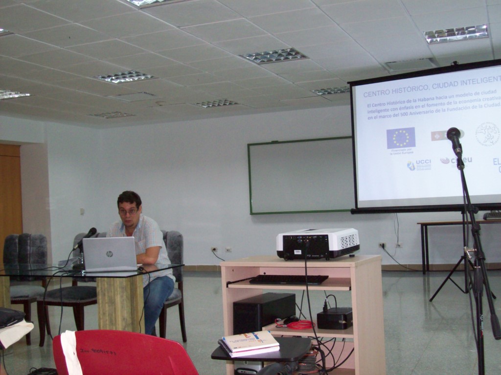 Panelistas de la Ofcina del Historiadro hablan del proyecto de ciudad inteligente (Mediano)