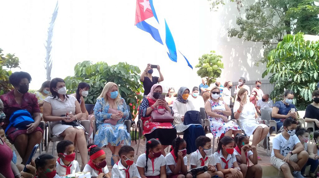 Perla Rosales comparte actividad con los pioneros y Embajadora de Rumanía en Casa Natal José Martí (Mediano)