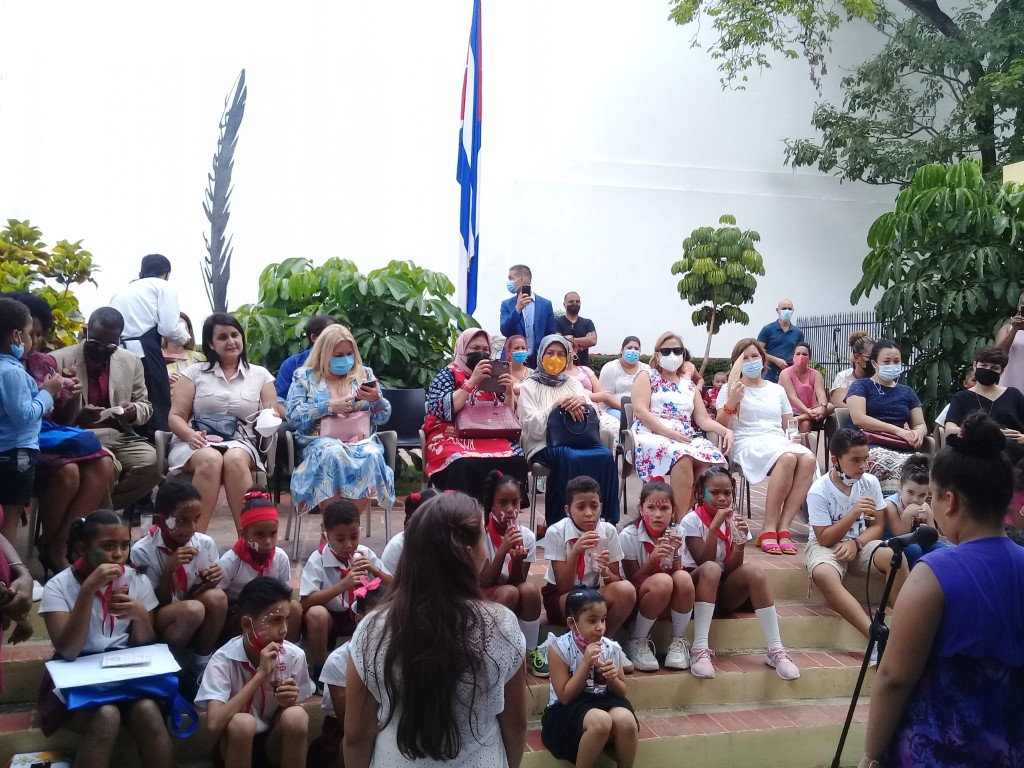 Perla Rosales comparte junto a los pioneros en actividad dedicada a la mujer (Mediano)