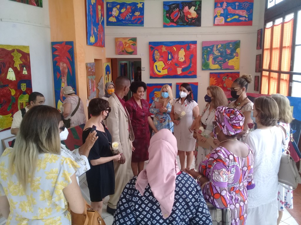 Perla Rosales dialoga con mujeres diplomaticas en Galeria de Arte Lilia (Mediano)