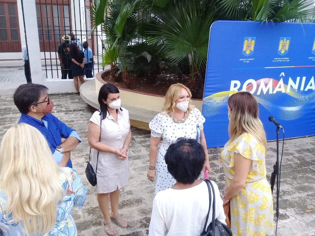Perla Rosales intercambia palabras con la Embajadora de Rumania en Casa Natal José Martí (Mediano)
