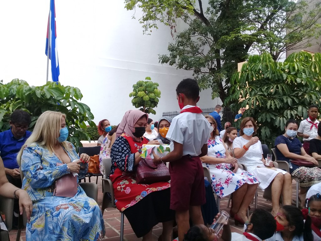 Pioneros regalan obsequios a mujeres invitadas del cuerpo diplomatico (Mediano)