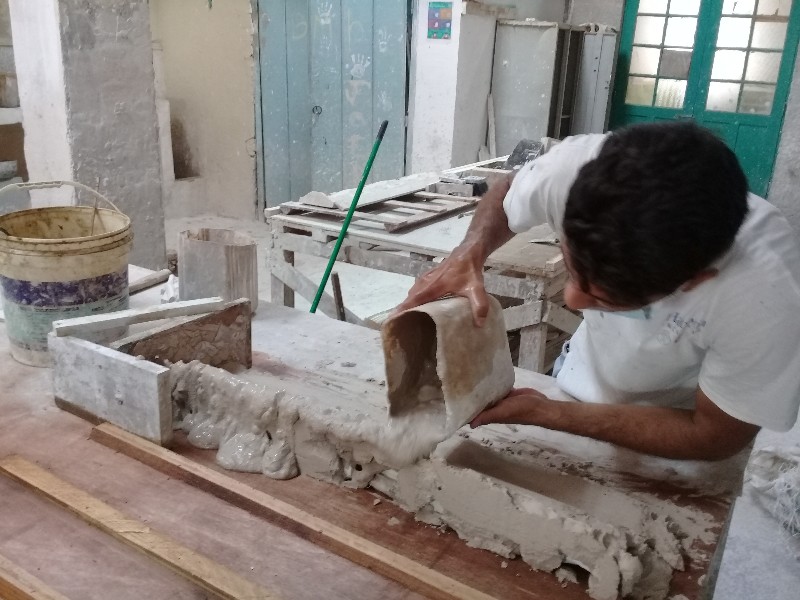 Estudiante en pleno proceso de trabajo en la Escuela_copy_800x600