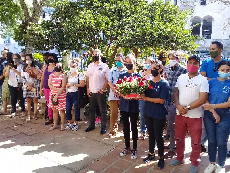 Estudiantes de la Escuela de Oficios tributan su aniversario a Leal_copy_800x600