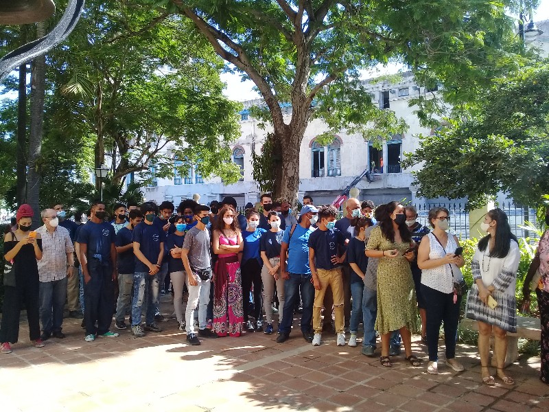 Estudiantes reunidos en Jardin Teresa de Calcuta honran a Leal_copy_800x600