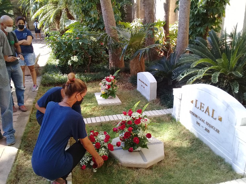 Jóvenes estudiantes de la Escuela de Oficios depositan ofrenda floral a Eusebio_copy_800x600