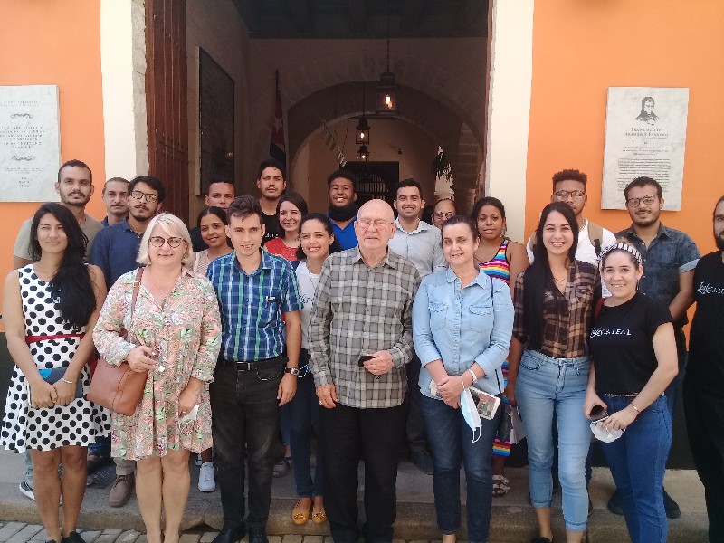 Los jovenes y Barnet en la entrada de la casa Leal_copy_800x600