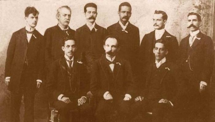 Marti-al-centro-junto-a-otros-miembros-del-Partido-Revolucionario-Cubano.-Foto-Archivo