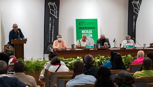 Jesús David Curbelo, miembro del jurado, durante su intervención en la entrega del Premio Nacional de Literatura 2021 a Julio Travieso Serrano, en el marco de la XXX Feria Internacional del Libro de La Habana. Foto: Abel Padrón Padilla/ Cubadebate.
