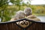 64141928-retrato-de-una-pareja-de-ancianos-felices-sentado-en-un-banco-en-el-parque-de-otoño