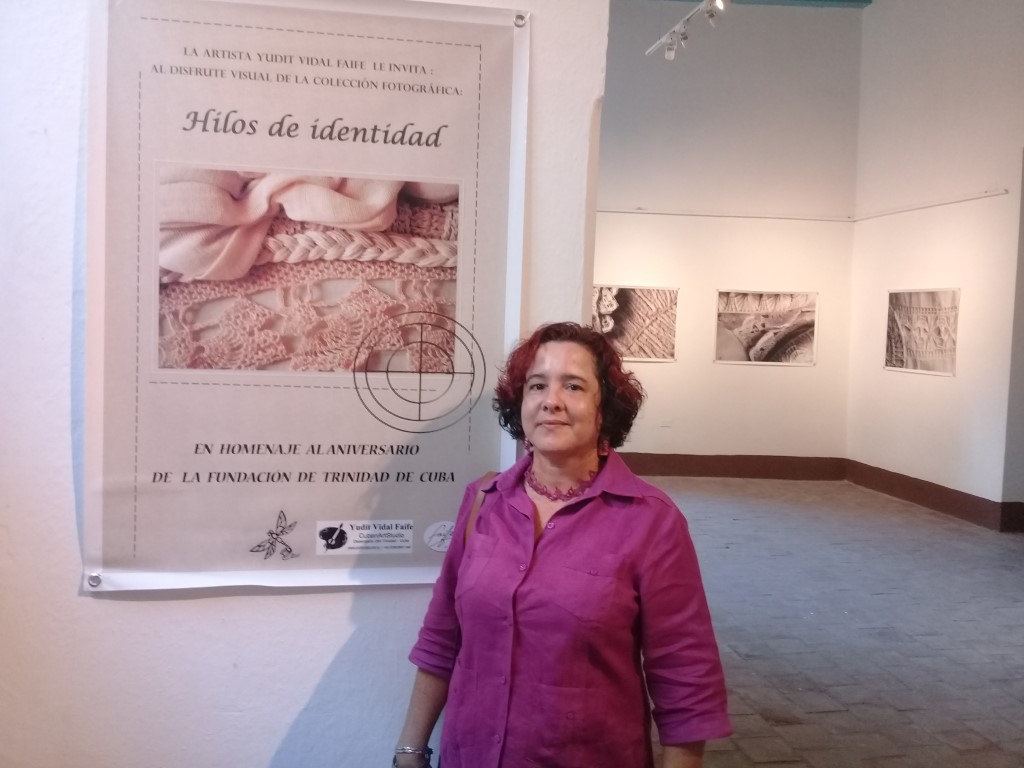 Artista Visual Yudith Vidal Exposición Hilos de Identidad (Mediano)