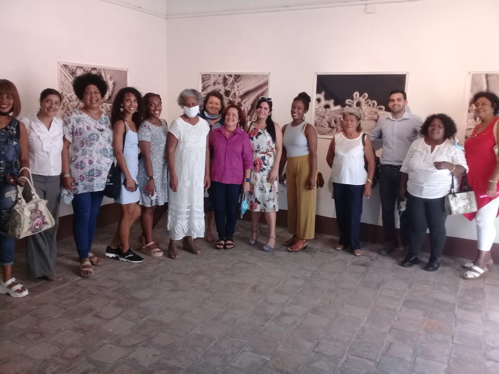 Artista Yudith Vidal con otras artesanas de Trinidad (Mediano)