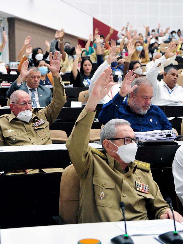 «Como nos enseñaron Fidel, Raúl y la historia desde 1868 hasta nuestros días, nuestro deber es hacer que la Revolución avance y evitar que la Revolución se equivoque», aseveró el Presidente cubano. Foto: Estudios Revolución