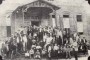 Martí, 1892, con un grupo de emigrado revolucionarios cubanos, a la entrada de la fábrica de tabacos de Vicente Martínez Ibor, en Ibor City, Tampa, Florida.
