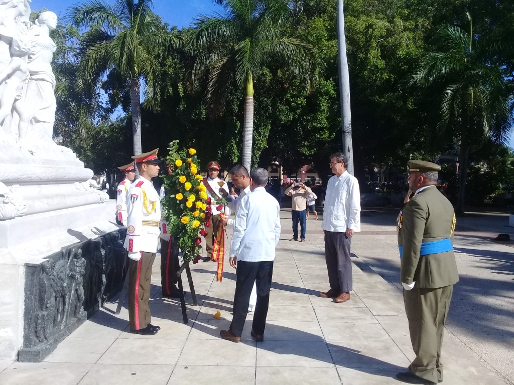 Embajador de España Ángel Martin coloca ofrenda floral (Mediano)