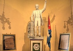 Estatua de José Martí (1989), obra del escultor Manuel Carbonell en el Club San Carlos de Cayo Hueso