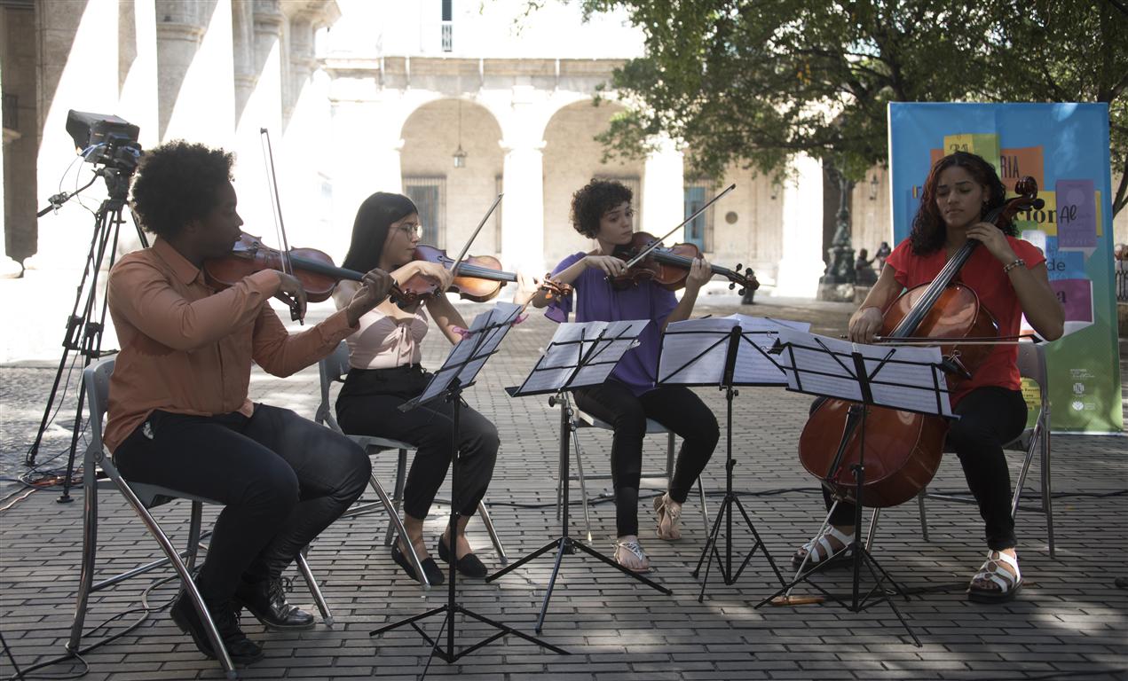 La presentación comenzó con la actuación de músicos pertenecientes al Lyceum Mozartiano de La Habana