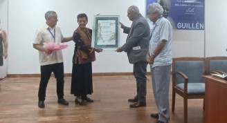 De manos del ministro de Cultura, Alpidio Alonso, la investigadora Francisca López Civeira recibió el lauro en el marco de la trigésimo primera Feria Internacional del Libro de La Habana.