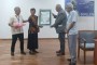 De manos del ministro de Cultura, Alpidio Alonso, la investigadora Francisca López Civeira recibió el lauro en el marco de la trigésimo primera Feria Internacional del Libro de La Habana.