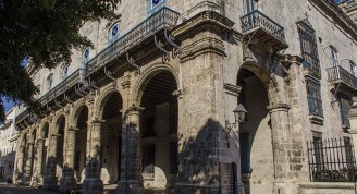Fachada con columnas del Palacio del 2do Cabo (1)