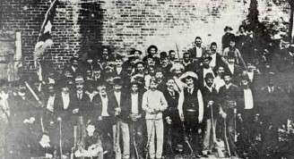 Foto correspondiente a 1893. Martí está con un grupo de emigrados que hacían sus prácticas de tiro en el antiguo fuerte Martello Toser, Cayo Hueso, Florida.