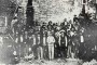 Foto correspondiente a 1893. Martí está con un grupo de emigrados que hacían sus prácticas de tiro en el antiguo fuerte Martello Toser, Cayo Hueso, Florida.