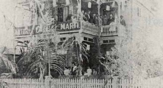 Martí y un grupo de patriotas cubanos en la casa de Teodoro Pérez en Cayo Hueso, Florida. La fotografía fue tomada por Antonio J. Estévez en mayo de 1893.