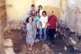 El arqueólogo británico Edward C. Harris junto al equipo que participó en las excavaciones de la casa ubicada en la calle Muralla Nº 101.