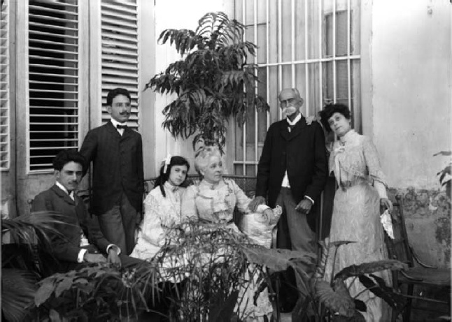 maximo-gomez-y-parte-de-su_familia-en-1904