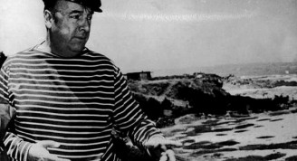 Pablo-Neruda-en-isla-Negra-583x388
