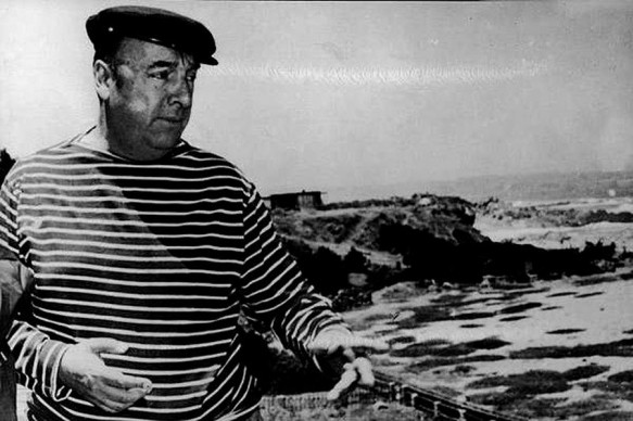 Pablo-Neruda-en-isla-Negra-583x388