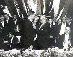 Machado distingue a Lindbergh con una alta condecoración.