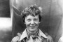 Amelia_Earhart_standing_under_nose_of_her_Lockheed_Model_10-E_Electra,_small (Mediano)