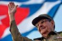raul-castro-saludo-fondo-bandera-cubana